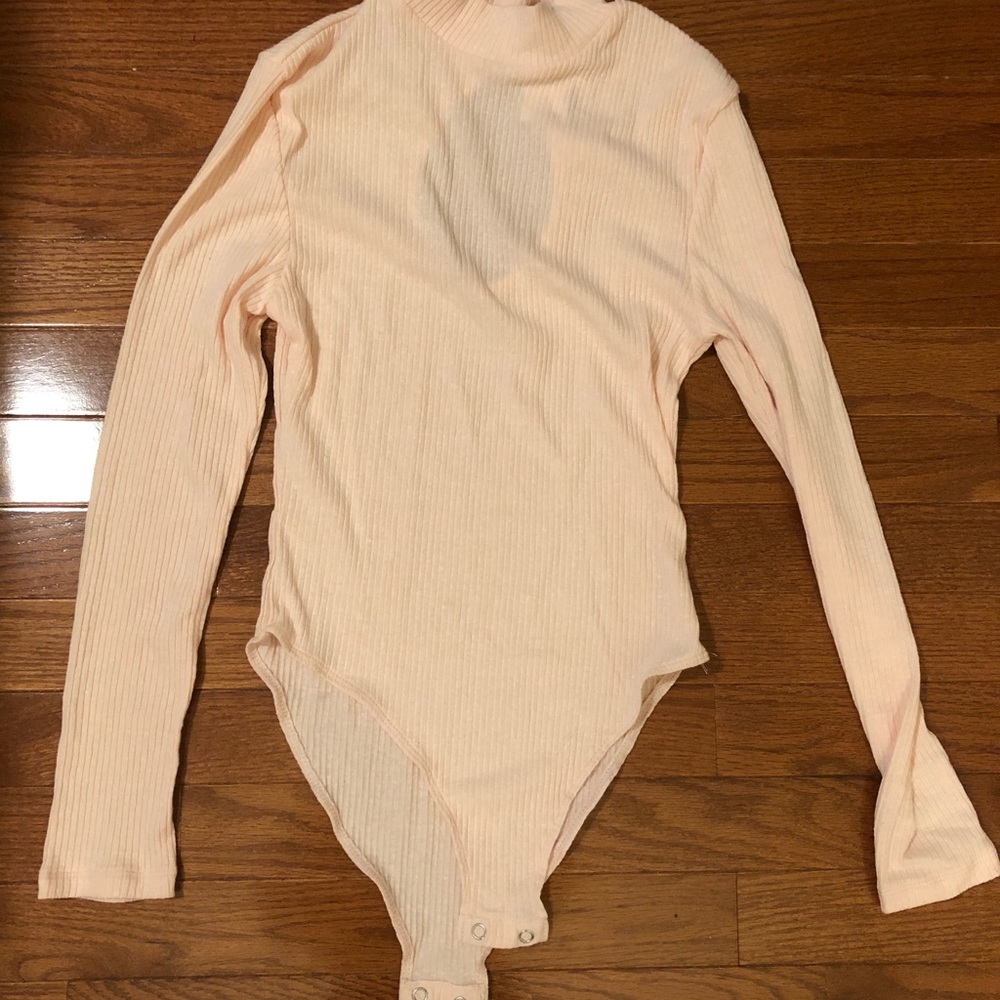 Light Pink Ribbed Keyhole Bodysuit - Picture 4 of 5